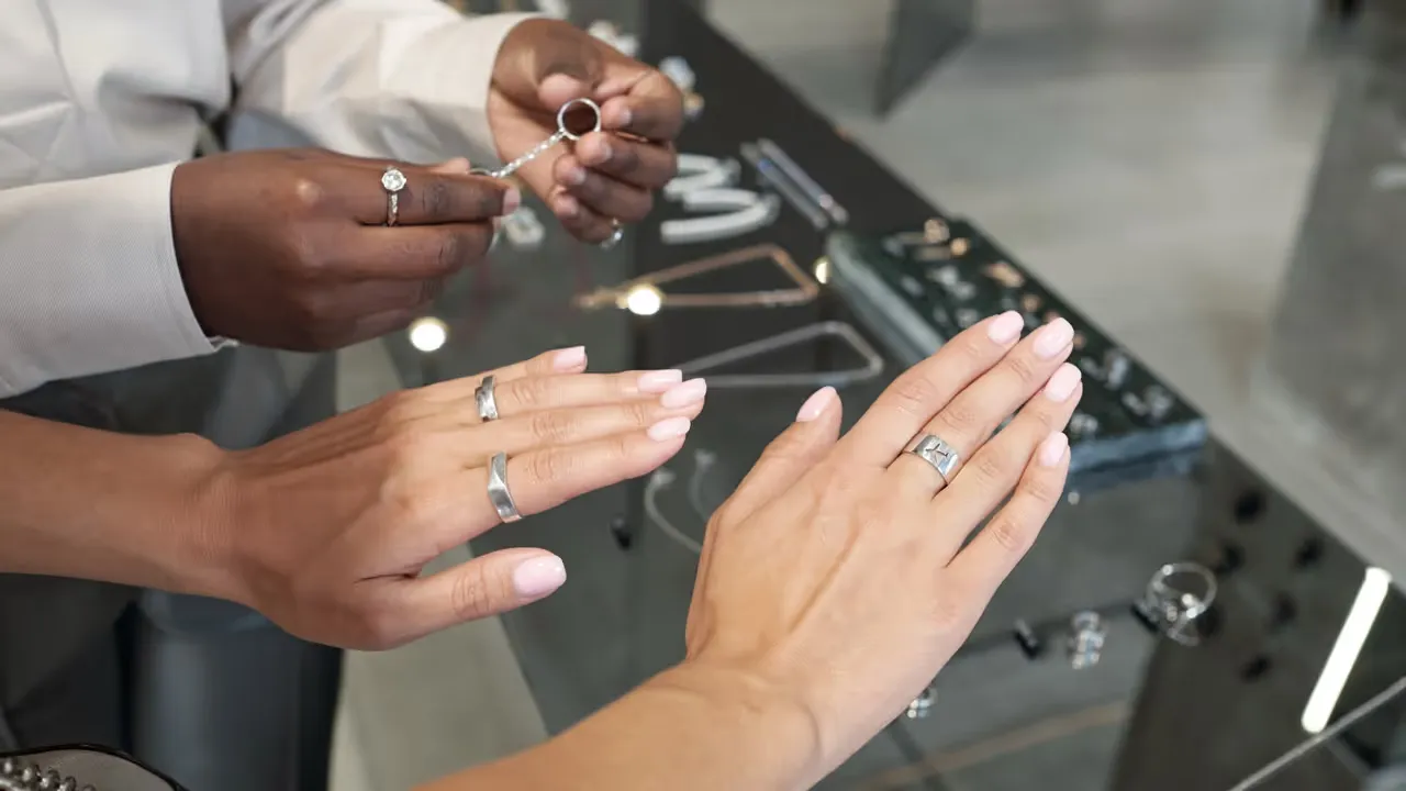 Smycken som bär på våra berättelser